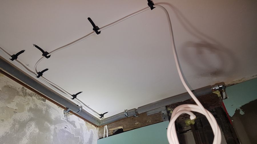 Kabel do lampy sufitowej – mocowanie uchwytami opaskowymi, montaż podwieszanego sufitu – Kraków