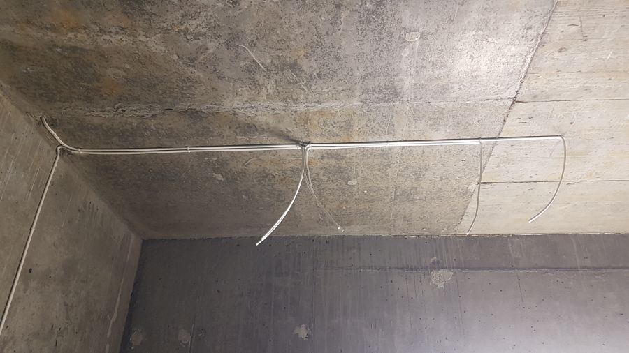 Kable pod lampy sufitowe w betonie – montaż elektryczny przed tynkowaniem w Krakowie