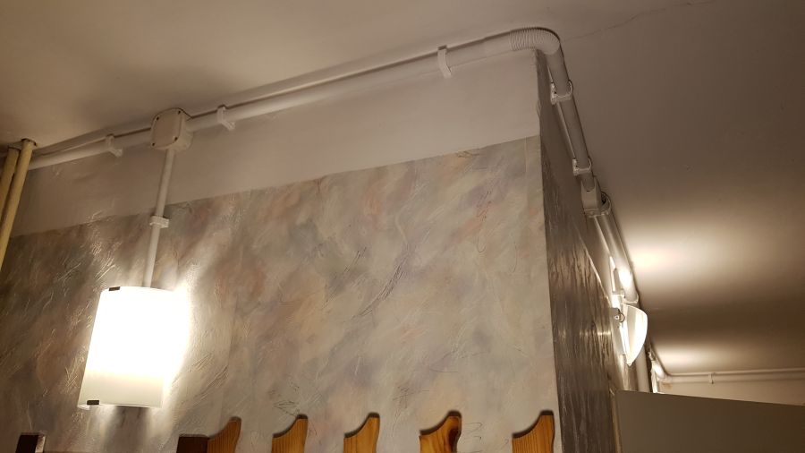 Kinkiety z kablem w rurce – montaż w Krakowie