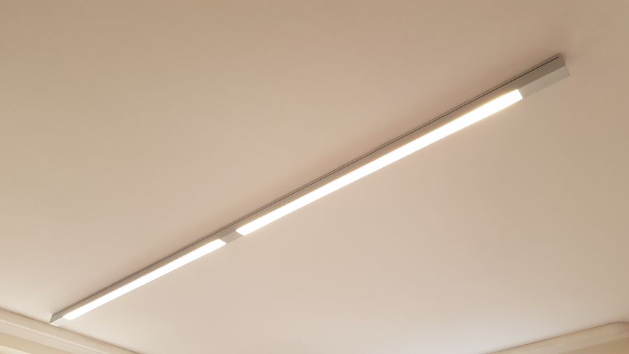 Liniowa lampa LED wisząca – oświetlenie biurowe, Kraków