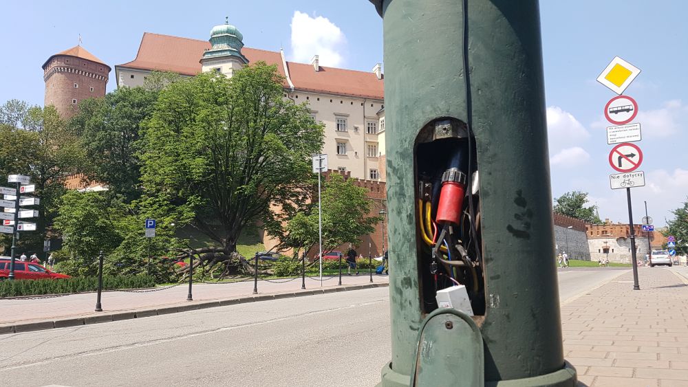 Latarnia ogrodowa pod Wawelem w Krakowie – montaż lamp i oświetlenia