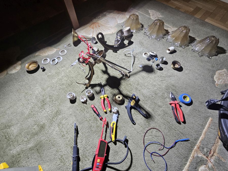 Narzędzia do naprawy żyrandola – miernik, obcinaczki i inne – Kraków