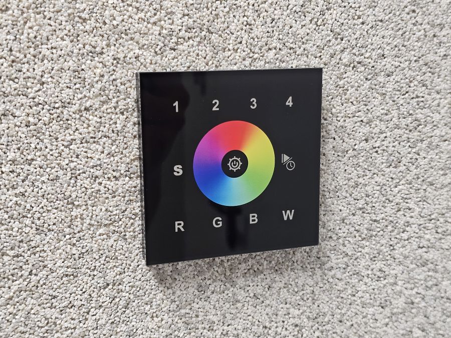 Panel RGB do sterowania oświetleniem LED – montaż i konfiguracja w Krakowie przez AGEL-ELEKTRYKA