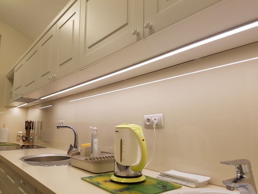 Profil LED i taśma oświetleniowa nad blatem kuchennym – profesjonalny elektryk AGEL-ELEKTRYKA w Krakowie