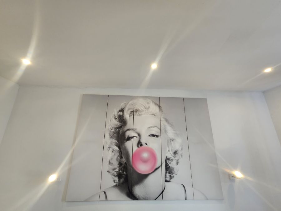 Oświetlenie sufitowe w Krakowie – trzy oczka i dwa kinkiety zamontowane przez elektryka AGEL-ELEKTRYKA