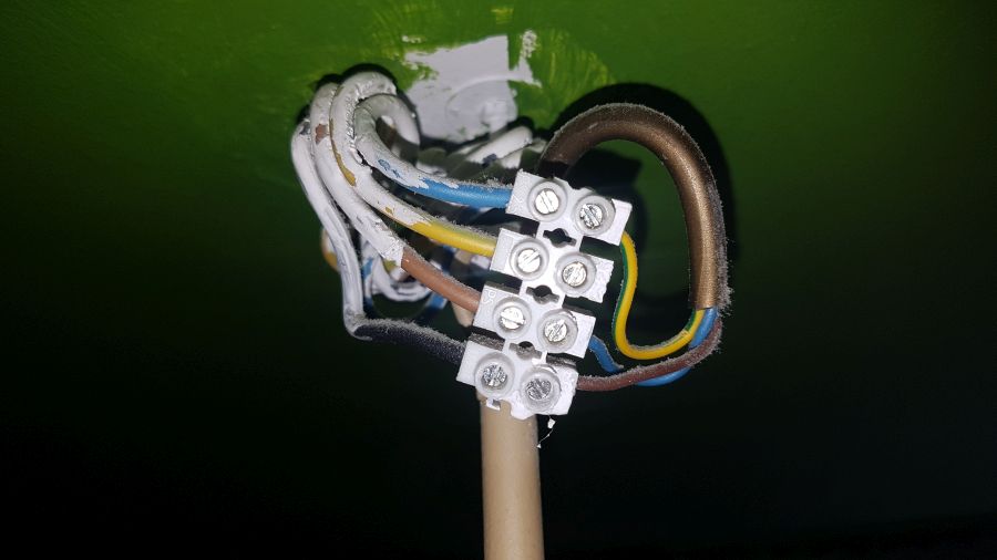Złe połączenie lampy przy suficie – kostka elektryczna – Kraków